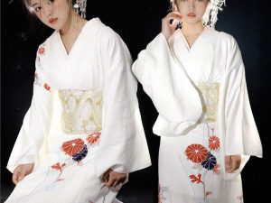 Kimono Japonais Traditionnel Blanc Fleuri