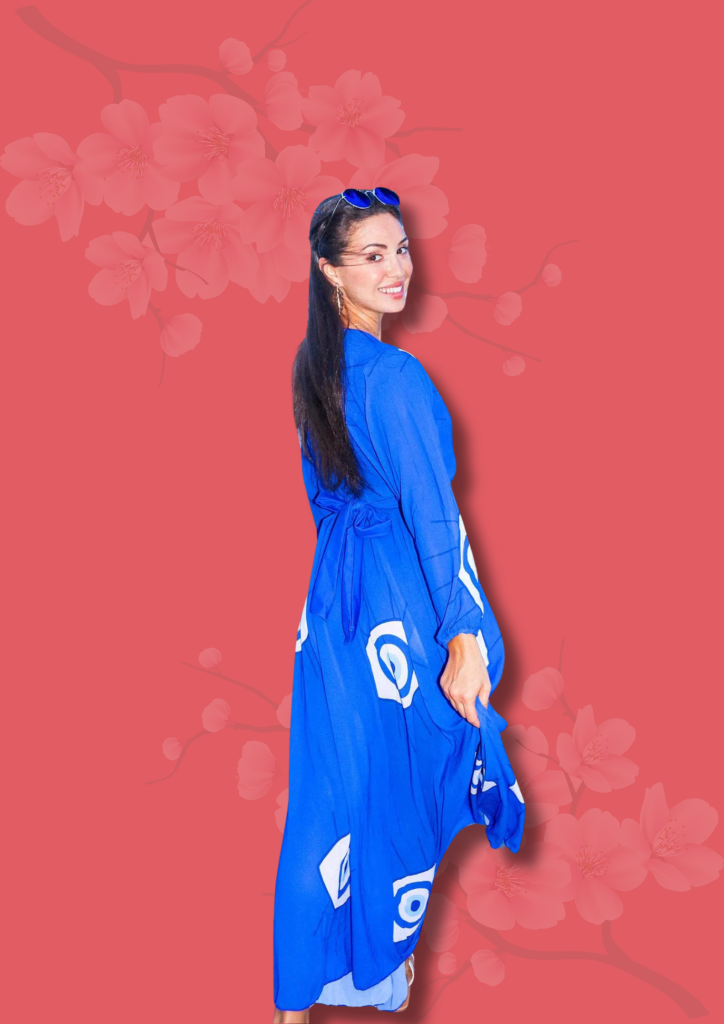 femme avec robe kimono bleu à motif